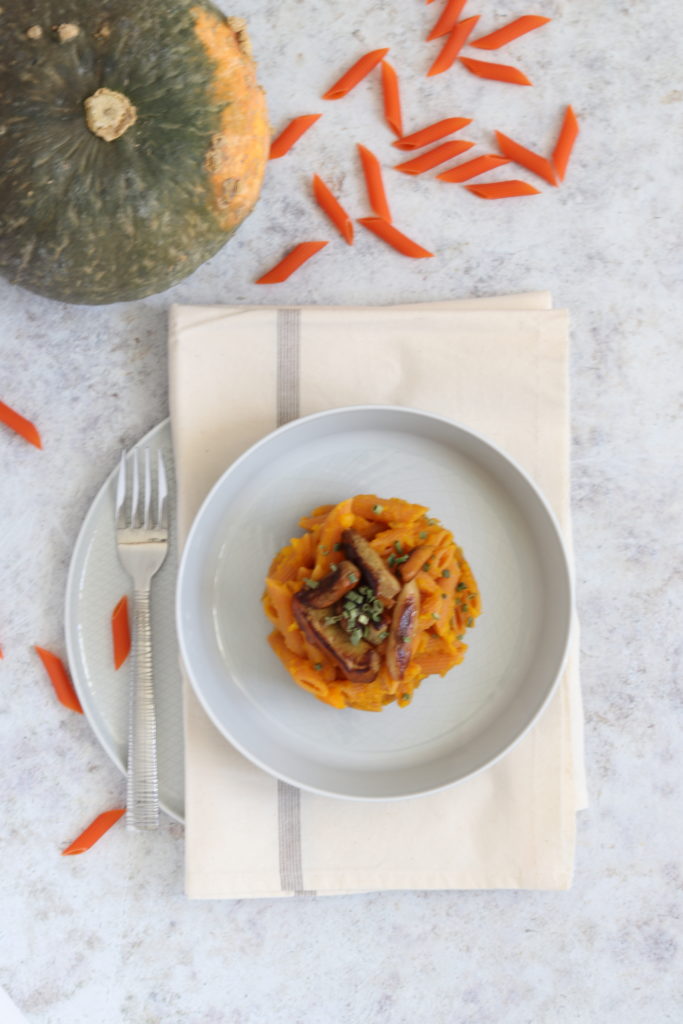 Le penne di lenticchie rosse con zucca e funghi porcini